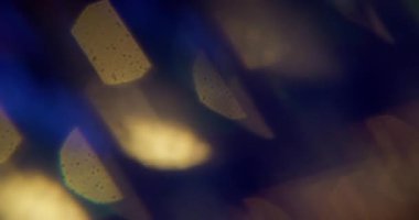 Parlak ışık. Bulanık yanardöner sızıntı. Soyut sanatın koyu siyah zemininde sönük mavi çok renkli mercek parlaması.