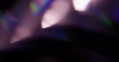 Parlak ışık. Bulanık ışın arkaplanı. Odaklanmamış mavi yeşil gökkuşağı spektrumu kaleydoskop soyut sanatta parıldıyor.