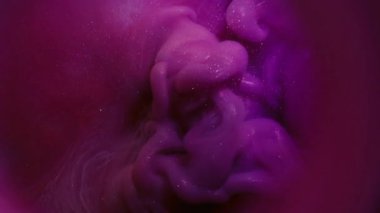 Dumanı karıştır. Boya patlaması. Fantezi neon arka planda pembe, pırıl pırıl dalgalar. Sanat sıvısı akışı soyut bulanık doku.