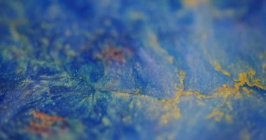 Parlayan ışık. Odaklanamayan yapışkan parçacıklar. Mavi sarı kumlu parçalar. Bokeh efektli bulanık modern arkaplanı aydınlatan mercek flaşları..
