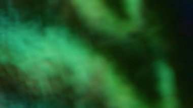 Ruhsal holografik. Bulanık ışık sızıntısı. Odaklanamayan sızıntı, çok renkli yeşil ışınlar, gökkuşağı titreşimleri, soyut sanat efekti arka planında ışık gradyan lensler..