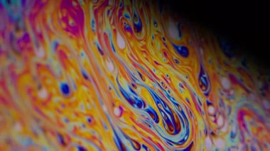 Holografik küre. Mürekkep karışımı. Odaklanamayan mor yeşil sıvı yağ eğrisi koyu siyah, bulanık ışık, soyut sanat arka planında akrilik kaygan.