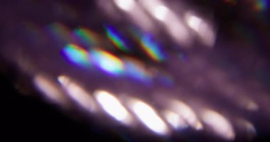 Parlak doku. Bulanık gökkuşağı. Odaklanmamış mavi yeşil renkli parıltı soyut koyu siyah sanat arka planında göz kamaştırıcı parıltı.