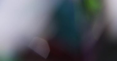 Optik bokeh. Bulanık ışık fantezisi. Odaklanamayan sarı pembe lens soyut sanat arka planında organik ışık saçar..