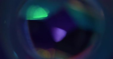 İşaret fişeği arka planı. Bulanık parlak yuvarlak. Odaklanmamış mor yeşil kıvılcım kıvılcımlı çerçeve ışığı soyut bokeh koyu siyah sanat üzerinde yüzüyor.