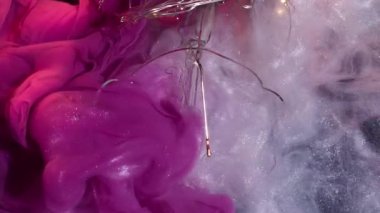 Köpüklü duman. Boya karışımı. Gümüş rengi, pırıl pırıl parlayan mürekkep dumanı, kıvrılan karanlık suyu damlatıyor. Soyut arkaplan parçacıkları kırık cam ampul.