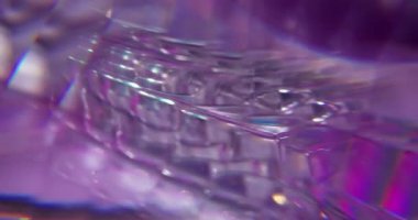 Gökkuşağı geometrisi. Bulanık yüz dokusu. Odaklanmamış mor mavi renk spektrumu mercek soyut ışık arka planında yanıp sönüyor.