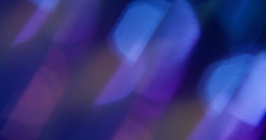 Işıl ışıl. Bulanık mercek. Odaklanmamış mor mavi parıltı aydınlatma ışığı modern optik sanat koyu siyah arkaplan üzerindeki ışık deseni.