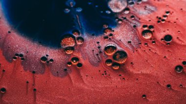 Arkaplanı boya. Köpüklü sıvı. Su kimyasal sıvı yağ damlasında çözünmüş mavi bronz mürekkep yaratıcı soyutlama üzerine sızıyor.