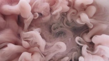 Mürekkep su sıçratır. Akışkan bulut. Soyut koyu siyah sanat arka planında yüzen odaksız pembe renkli ruhani kimyasal akış sıvısı.