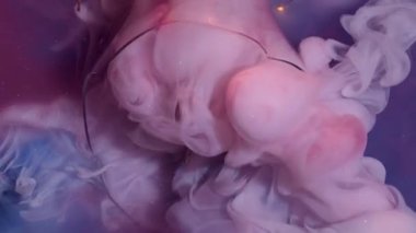 Sanat dumanı. Mürekkep fırıl fırıl dönüyor. Sihirli karıştırma pembe sisli sıvı boya küçük parçacıklar arkaplan dokusu ve kırık cam ışık ekipmanı.