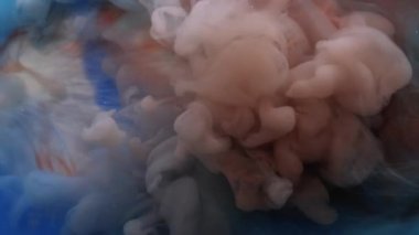 Duman patlaması. Bulut dokusu. Soyut sanat eserinin yaratıcı arka planında sıvı ruhani dumandaki pembemsi mavi boya dokusu sıvısı mürekkebi..