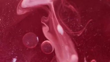 Boya pigmenti. Kabarcık emülsiyonu. Kırmızı, beyaz, parıldayan, boyalı, dumanlı, dumanlı, yağ lekeli, soyut arka planda yüzen bir leke..