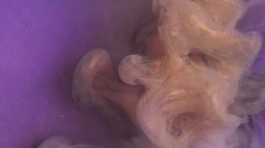 Parlayan bulut. Duman parçası. Odaklanmamış sarı renk buharı sıvı boya mürekkebi deseni soyut sanat arka planında.