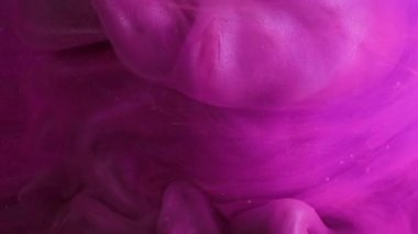 Fantezi dumanı. Violet karışımı. Yumuşak suluboya dalgalı girdaplar suda yüzer. Gizemli mor soyut arkaplan. Odaklanamayan puslu dokusu var..