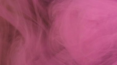 Pembe sis. Sis boyası. Renkli bulut kabarcıkları hassas su kıvrımlarını soyut arka planda tutar. Yumuşak dalgalı hafif gül akışı ile suluboya karışımı bulanık spiral boya.