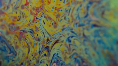 Soyut dağılım. Psikedelik soyutlama. Odaklanmamış mor sıvı sıvı yağ eğrisi koyu siyah bulanık ışık sanat arka planında akrilik kaygan.