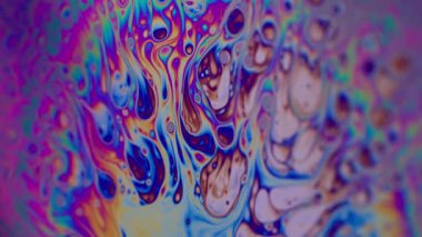 Yağ lekesi. Akış kabarcığı. Odaklanmamış mor yeşil sıvı boya eğrisi koyu siyah bulanık ışık soyut sanat arka planında akrilik kaygan.