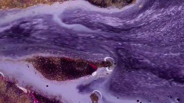 Parlak akış. Parlak mürekkep dokusu. Odaklanamayan mor sıvı boya mermeri soyut sanat arka planında hareket eden parlak parçacıklar..