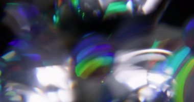 Retro optik. Bulanık flaş spektrumu. Odaklanmamış yeşil turuncu mercek soyut koyu siyah arkaplanda yanıp sönen ışık yansıması.