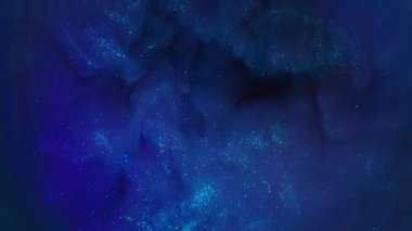 Parlayan toz. Boya patlaması. Sıvı arka planda parlak dumanlı mavi dalga sızıntısı. Sanat sıvısı akışı soyut bulanık doku.