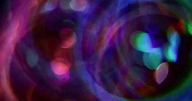 Kaleydoskop ışınları. Odaklanmış ışık fişekleri. Işıldayan yeşil renk parçacıkları mercek flaşı Bokeh etkisi ile bulanık arkaplan üzerinde hareket ediyor.