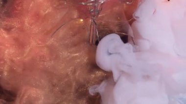 Parıldayan duman. Boya akışı. Çarpışan beyaz altın rengi sis, parlak partiküller koyu su soyut arkaplanını kırık cam çelenkle karıştırıyor..