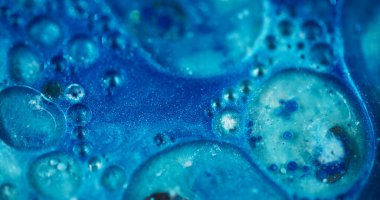 Kozmik ışıltı. Odaklanamayan sihirli mavi. Soyut bulanık bokeh ışık arka planında renkli yanıp sönen yanıp sönen boya dokusu hareketi.