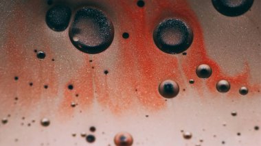 Köpük sıvısı. Yağ sıvısı dokusu. Odaklanmamış fantezi turuncu boya su yuvarlak parlak damla Soyut yaratıcı arka plan sızıntı.