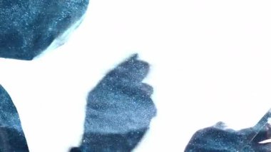 Toz kirliliği. Hava kirliliği. Mavi parçacıklar, beyaz fotokopi arkaplanında izole edilmiş telefon kullanarak yüz maskesi takan hasta bir adamın yüzeye çifte maruz kalma silueti..