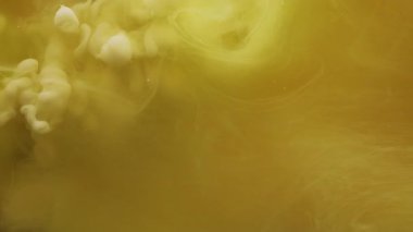 Buhar yüzüyor. Toz dokusu. Suyun içindeki çözünmüş sarı sıçrayan boya soyut sanat eserlerinin yaratıcı arka planına yayılıyor..