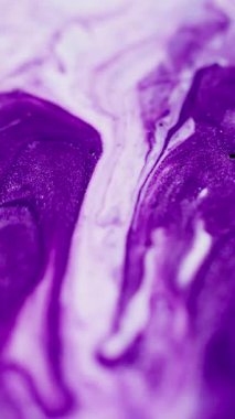 Dikey video. Boya damlası. Parlak mürekkep döküldü. Odaklanmamış mor beyaz renk ışıltılı doku akrilik emülsiyon karışık dalga soyut sanat arka planı.