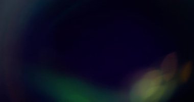 Optik renk. Bulanık soyut ışık. Odaklanamayan sarı gökkuşağı spektrumu aydınlatma deseni koyu siyah arkaplanda parıldıyor..