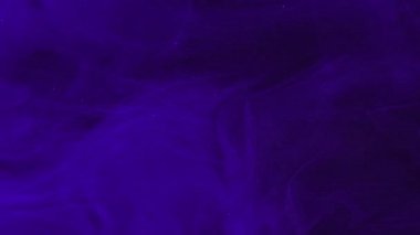 Mor duman. Sis akışı. Renkli girdaplardan oluşan su örtüsünün altında hava gibi kırılgan. Fantezi gece bulutlu boya koyu mavi su soyut arka plana döküldü.