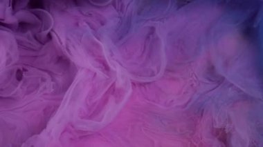 Boya dalgası. Suyu boya. Soyut sanat arka planında sönük pembe sisli mürekkep dokusu buhar sıvı duman ışıl ışıl parlıyor.