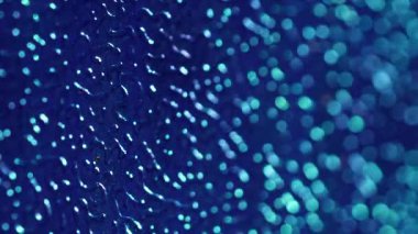 Bulanık rahatlama. Yapay deri. Mavi dalgalı plastik yüzey ve değişen ışık. Dekoratif parlak parlamalı kabartmalı arkaplan.