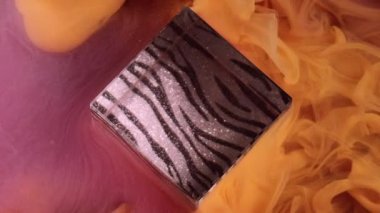 Küp boyası geometrik. Zebra desenli doku. Odaklanmamış turuncu mor çok renkli duman dumanı soyut sanat arka planında..