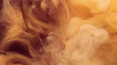 Renkli sis dalgası. Mürekkepli su sıçraması. Kırmızı toz parçacıkları dokusunda yüzen sarı buhar akışı soyut sanat arka planında.