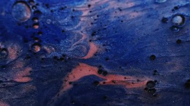Mürekkep karışımı. Parıldayan sıvı dökülmüş. Su yağı baloncuklarında çözünmüş mavi bronz boya soyut mermer arka planda yayılıyor..