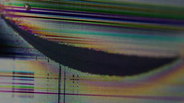 Yayın hasarı. Ekran bozulması. Kırık renkli cam bilgisayar ses dokusunu gösteriyor. Siyah parçalı piksel arızalı yüzey odaklı arka plan matrisi.