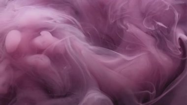 Duman boyası. Buhar bulutu. Odaklanmamış mor renk soyut sanatın koyu siyah arka planında dalgalanan su patlaması akışında mürekkep sıçratır.