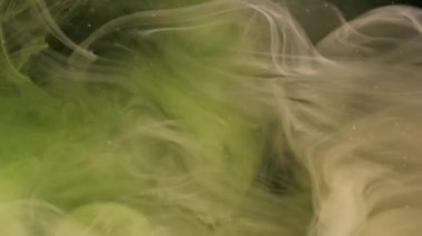 Sanat buharı. Duman parçacıkları. Siyah arka planda girdaplı su boyası karışımı akışı. Renk pigmenti sıvı sis dokusunu çözdü mistik buhar.