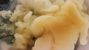 Duman akışı. Soyut mürekkep. Odaklanmamış sarı renkli duman ruhani doku sıvısı yaratıcı siyah sanat arka planında ilerliyor..