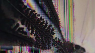 Ekran hasarı. Sorun LCD. Dalgalı çatlak parıldayan televizyon monitörü yüzeyi. Çarpışma kumlu cam dokusu üzerinde dijital renk odaklı arıza gürültü sorunu.