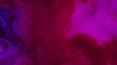 Renkli puf. Sanat bulanıklığı. Mor pembe boya, parlak pembe soyut arka planda hava akışını kıvırtır. Mistik eflatun mürekkep suyunun hafif salınımı.