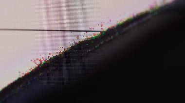 Ekran hatası. Kırık LCD. Demo ekipmanları hasarlı piksellerle ölü bölge. Kumlu grunge bulanık televizyon arızası dokusu siyah alan ve çizgilerle.