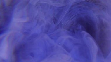 Mistik boya. Mermer dumanı. Mavi dalgalı dumanlı dumanlı dumanlı, koyu arka planda kıvrılıyor. Soyut çözünmüş köpüklü su fantezi yüzeyi.