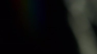 Manyetik soyut yapı. Bulanık gökkuşağı gölgeleri. Odaksız sızıntı, çok renkli, yeşil, sarı ışınlar. Sanat ışığı arka planında yansıyan ışık yansıması..