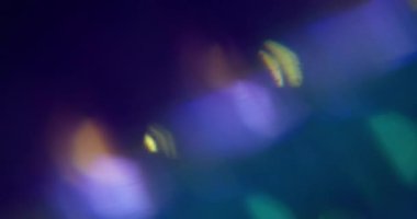Optik ışıltı. Bulanık spektrumlu işaret fişeği. Odaksız mor yeşil renkli lens soyut koyu siyah arkaplan üzerinde ışık deseni kıvılcımları saçar.