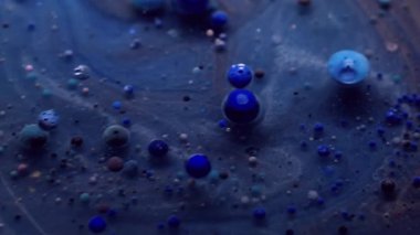Yüzen kütle. Akrilik baloncuk. Gizemli galaksi mavi gri akım jel renkli parçacıklar çözünmüş su grunge soyut arka plan üzerinde.
